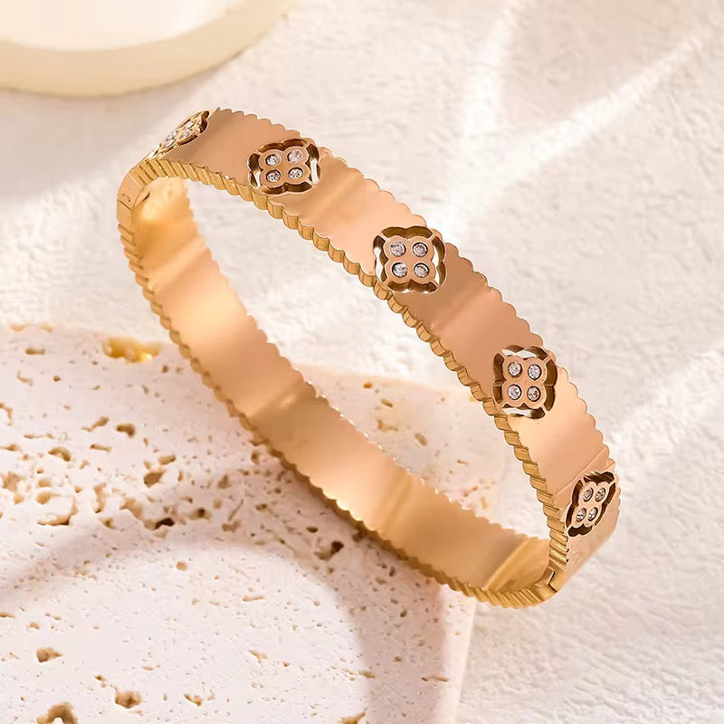 THEODORA CLOVER BANGLE - ROSE GOLD